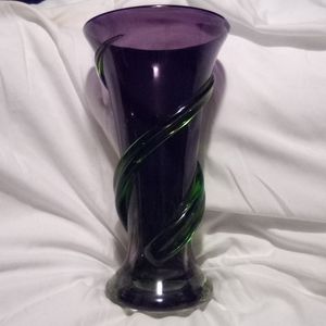 VINTAGE BLENKO STYLE PURPLE VASE WITH GREEN SWIRL..BEAUTIFUL